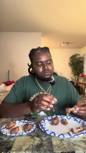 Charlie F. Woahhh CommvnderFlight with another Hot Ones Wing Challenge!!